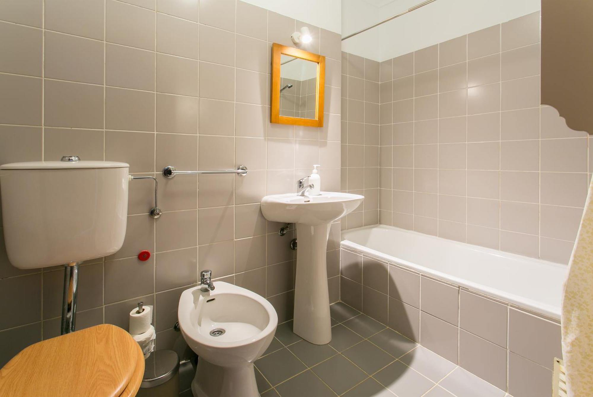 Apartamento central e confortável junto ao bairro da Graça Lisboa Exterior foto